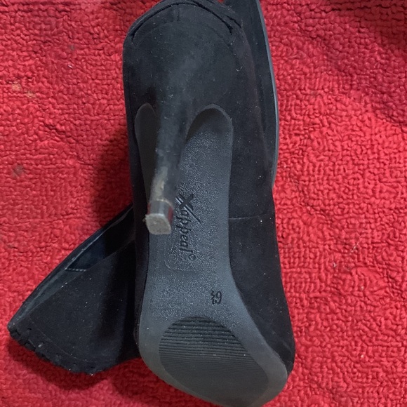 Black heels size 6 1/2 almost new - Picture 3 of 4
